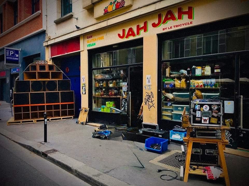 Le sound system Roots Inity en cours d'installation dans la rue