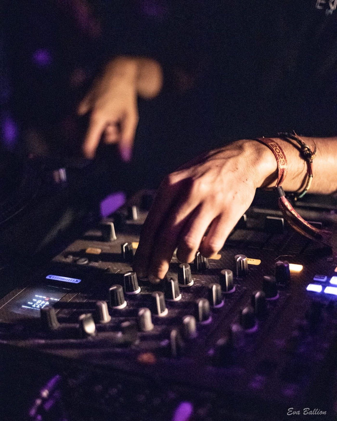 Aux platines — Roots Inity Sound System