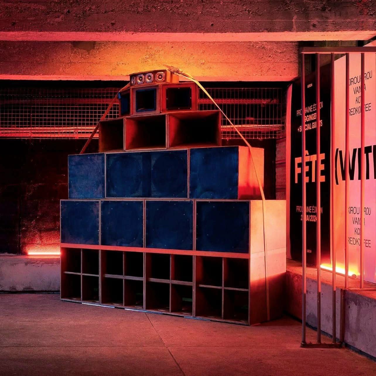 Le sound system Roots Inity — enceintes artisanales dans la lumière orange